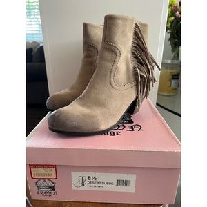 CROWN VINTAGE - DESERT SUEDE FRING BOOTIES IN LIGHT TAN DISTRESSED